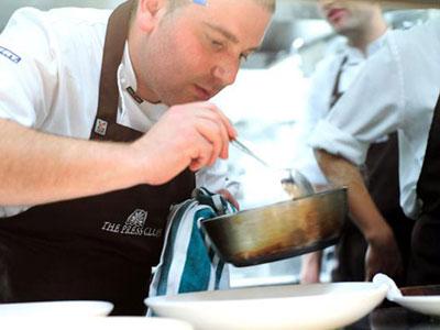 Ο άνθρωπος που έκανε μόδα την ελληνική κουζίνα!